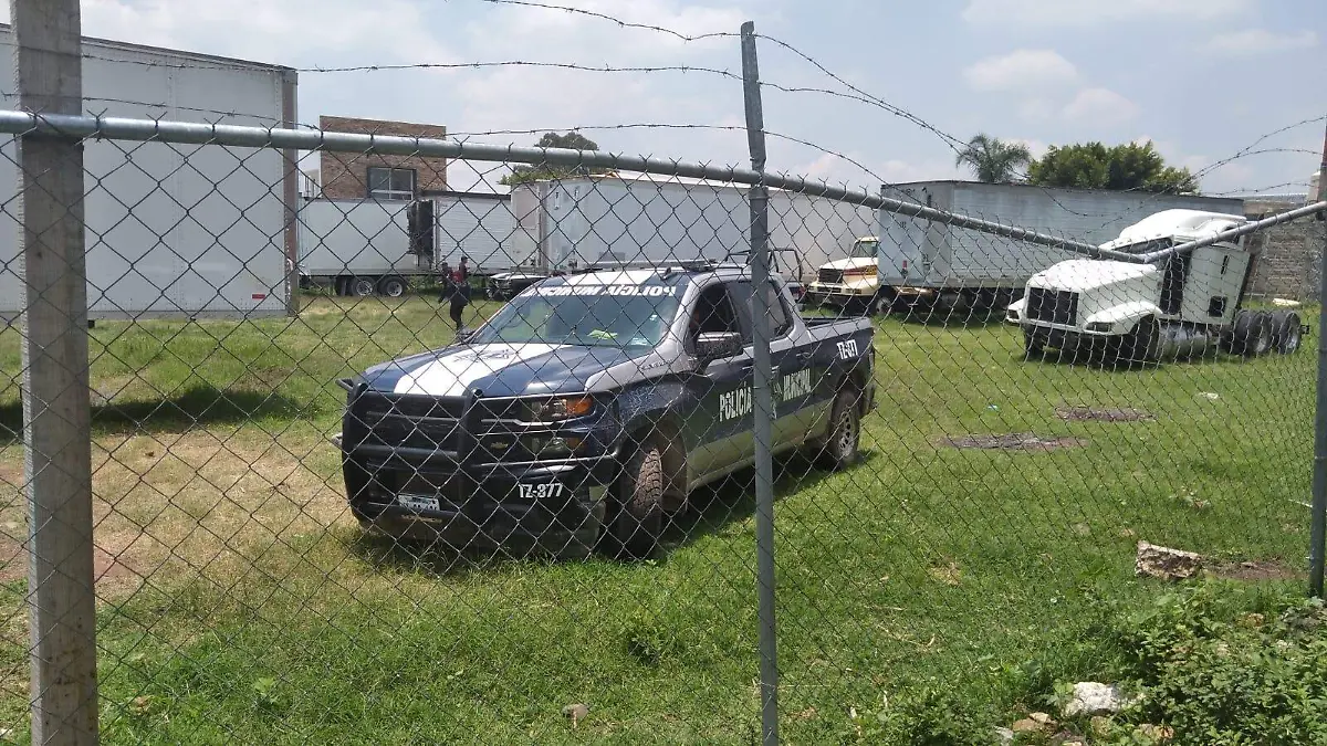 Retienen a tres en pensión de tráiler en Tlaquepaque